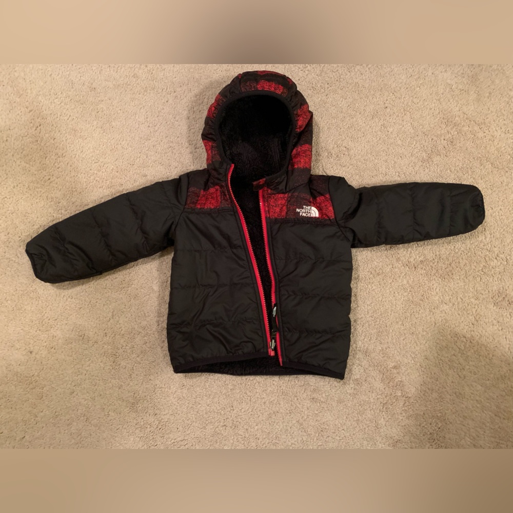 Boys 4t north face winter coat. Fully reversible. Sherpa side and puffer side.